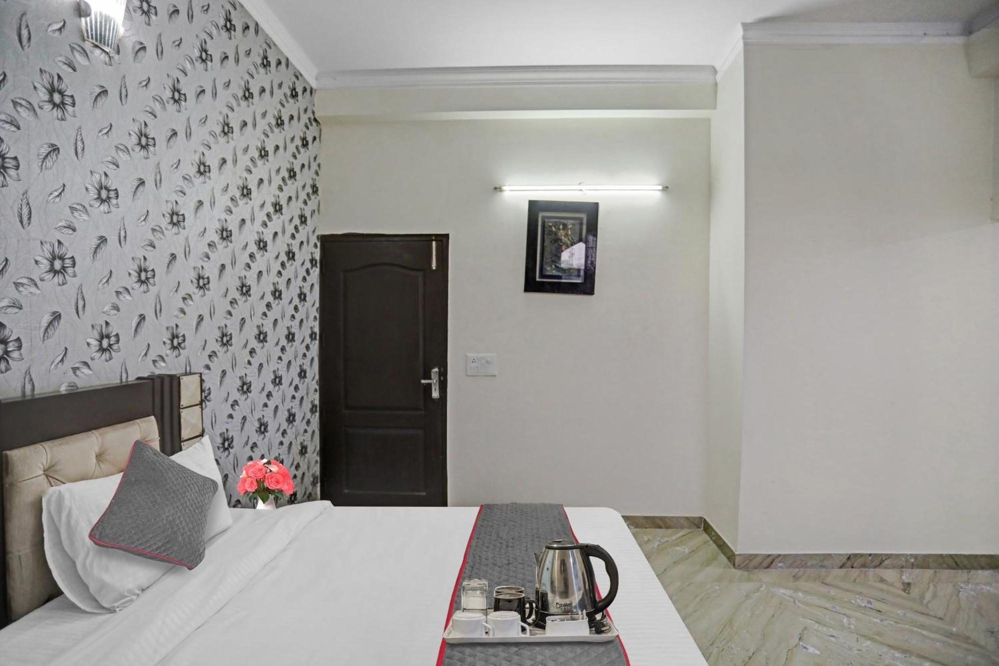 Townhouse The Premier View Near Iskcon Temple Noida Hotell Eksteriør bilde