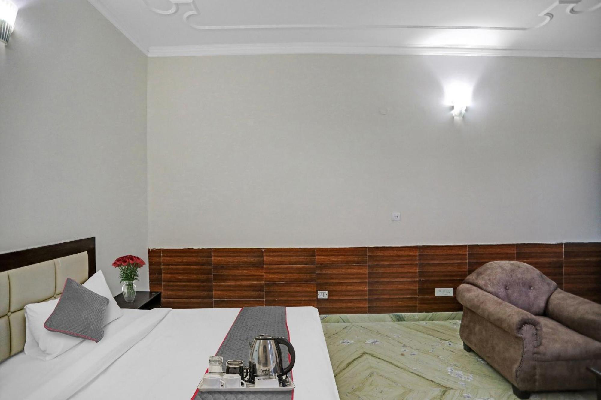 Townhouse The Premier View Near Iskcon Temple Noida Hotell Eksteriør bilde