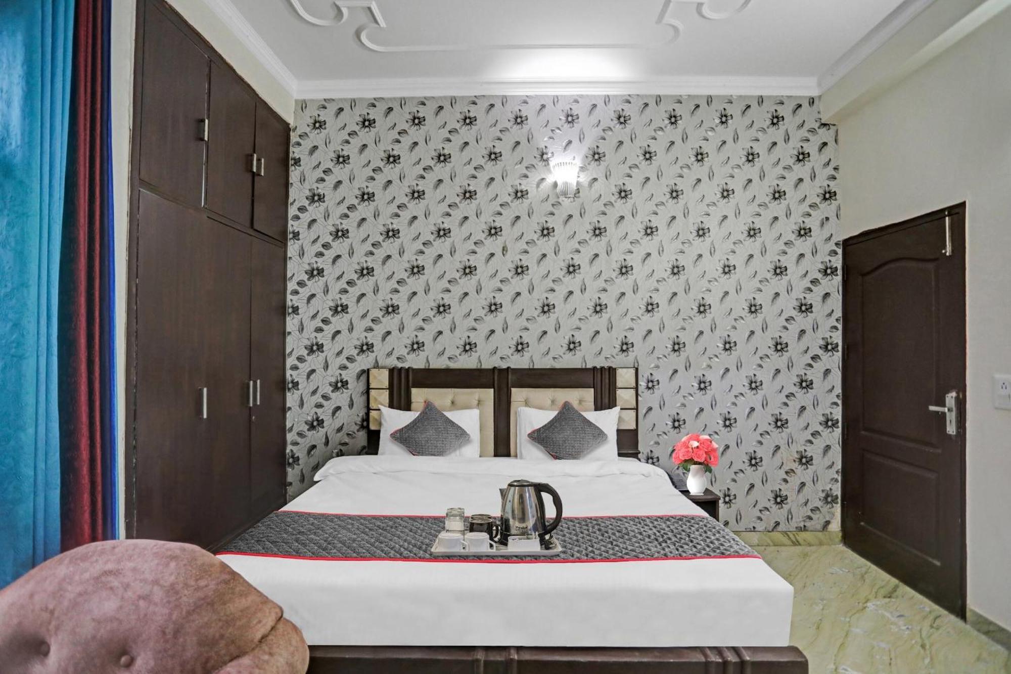 Townhouse The Premier View Near Iskcon Temple Noida Hotell Eksteriør bilde